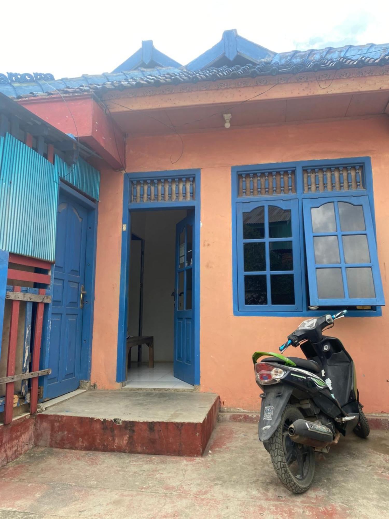 Cempaka Hostel Labuan Bajo Exteriör bild